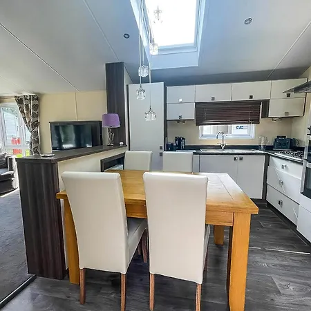 Beautiful 6 Berth Caravan With Decking At Broadland Sands Ref 20009Sv Hopton on Sea Exterior photo