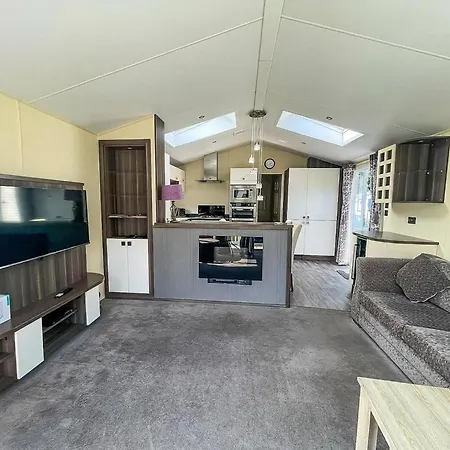 Beautiful 6 Berth Caravan With Decking At Broadland Sands Ref 20009Sv Hopton on Sea Exterior photo