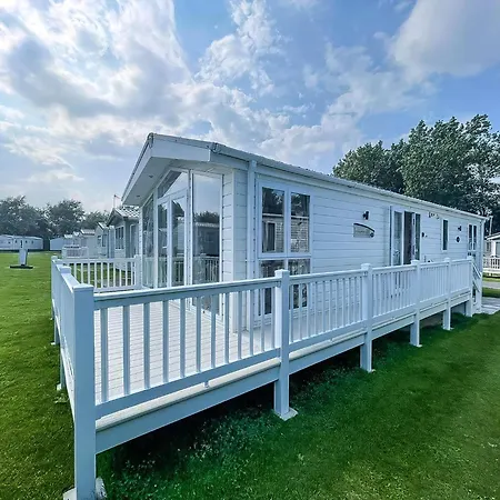 Beautiful 6 Berth Caravan With Decking At Broadland Sands Ref 20009Sv Hopton on Sea Exterior photo