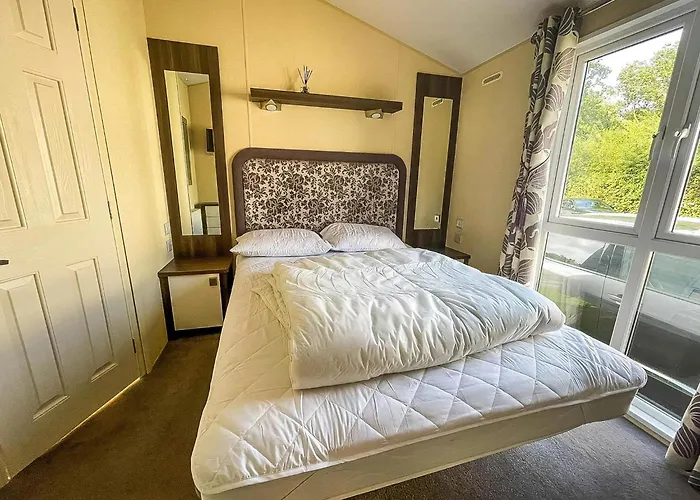 Beautiful 6 Berth Caravan With Decking At Broadland Sands Ref 20009Sv