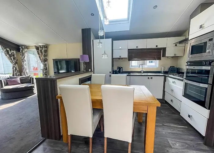 Beautiful 6 Berth Caravan With Decking At Broadland Sands Ref 20009Sv