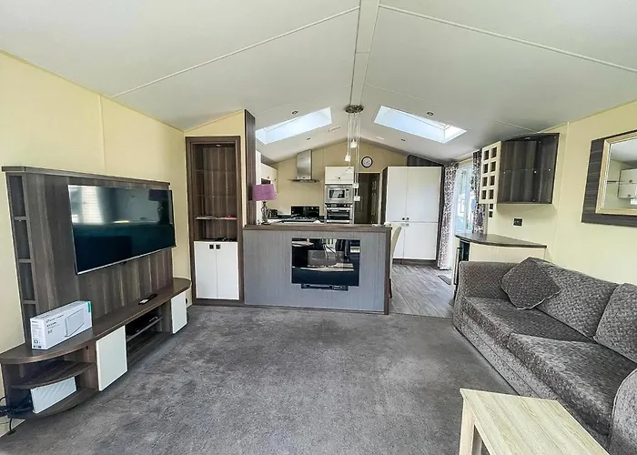 Beautiful 6 Berth Caravan With Decking At Broadland Sands Ref 20009Sv
