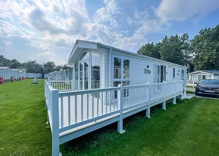 Beautiful 6 Berth Caravan With Decking At Broadland Sands Ref 20009Sv