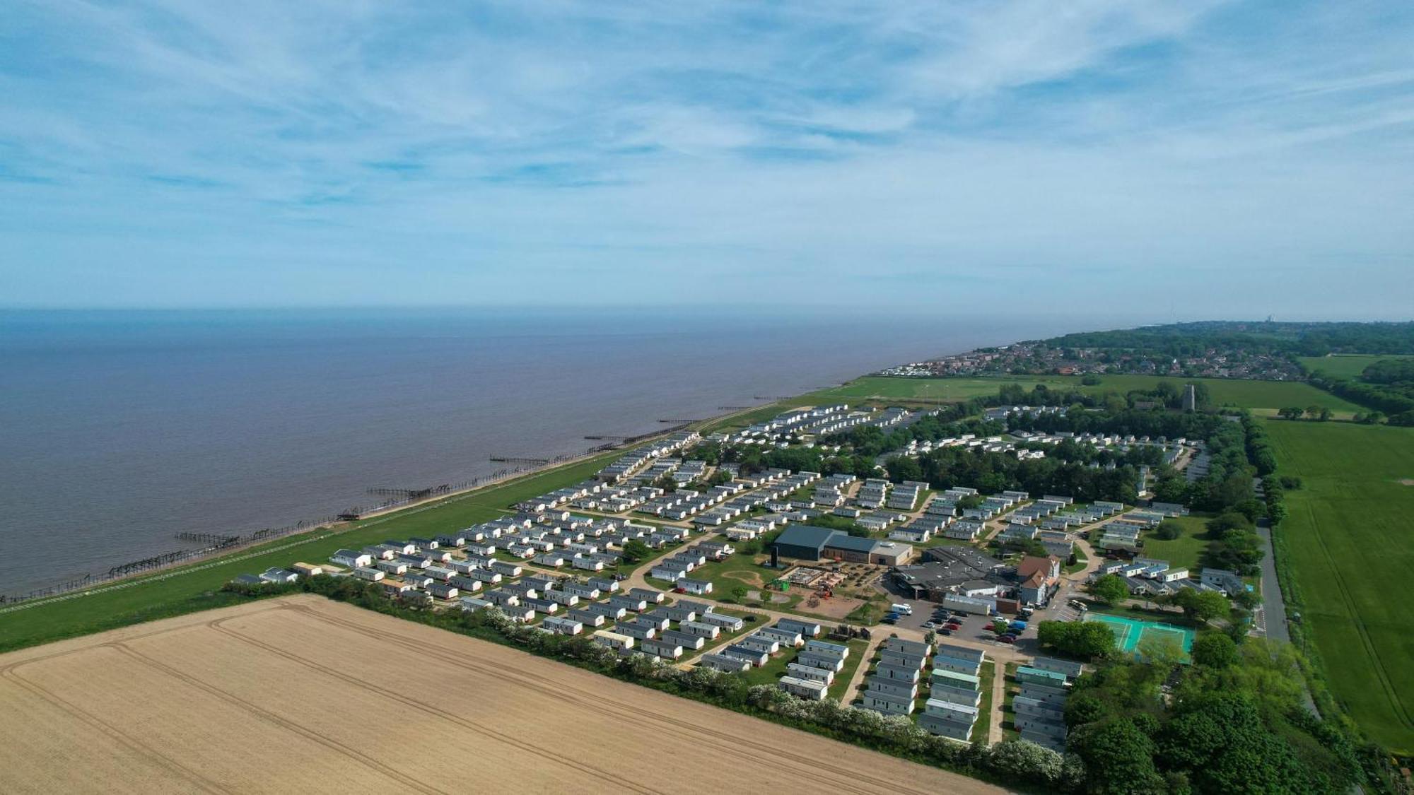 Beautiful 6 Berth Caravan With Decking At Broadland Sands Ref 20009sv Campsite