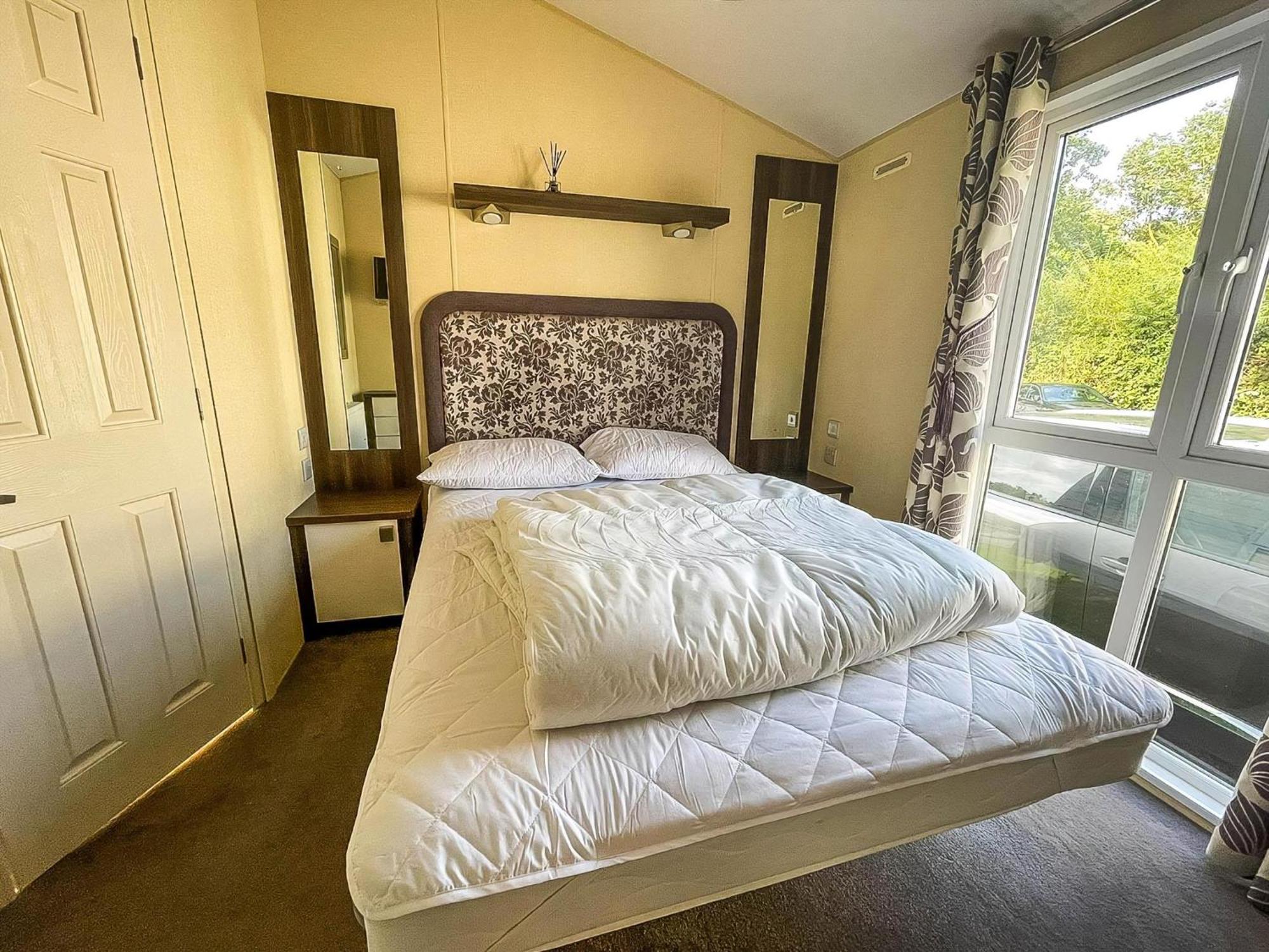 Beautiful 6 Berth Caravan With Decking At Broadland Sands Ref 20009sv Campsite Hopton on Sea