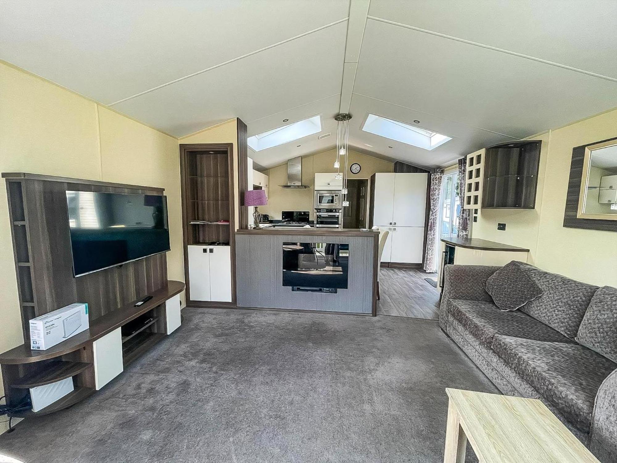 Beautiful 6 Berth Caravan With Decking At Broadland Sands Ref 20009sv