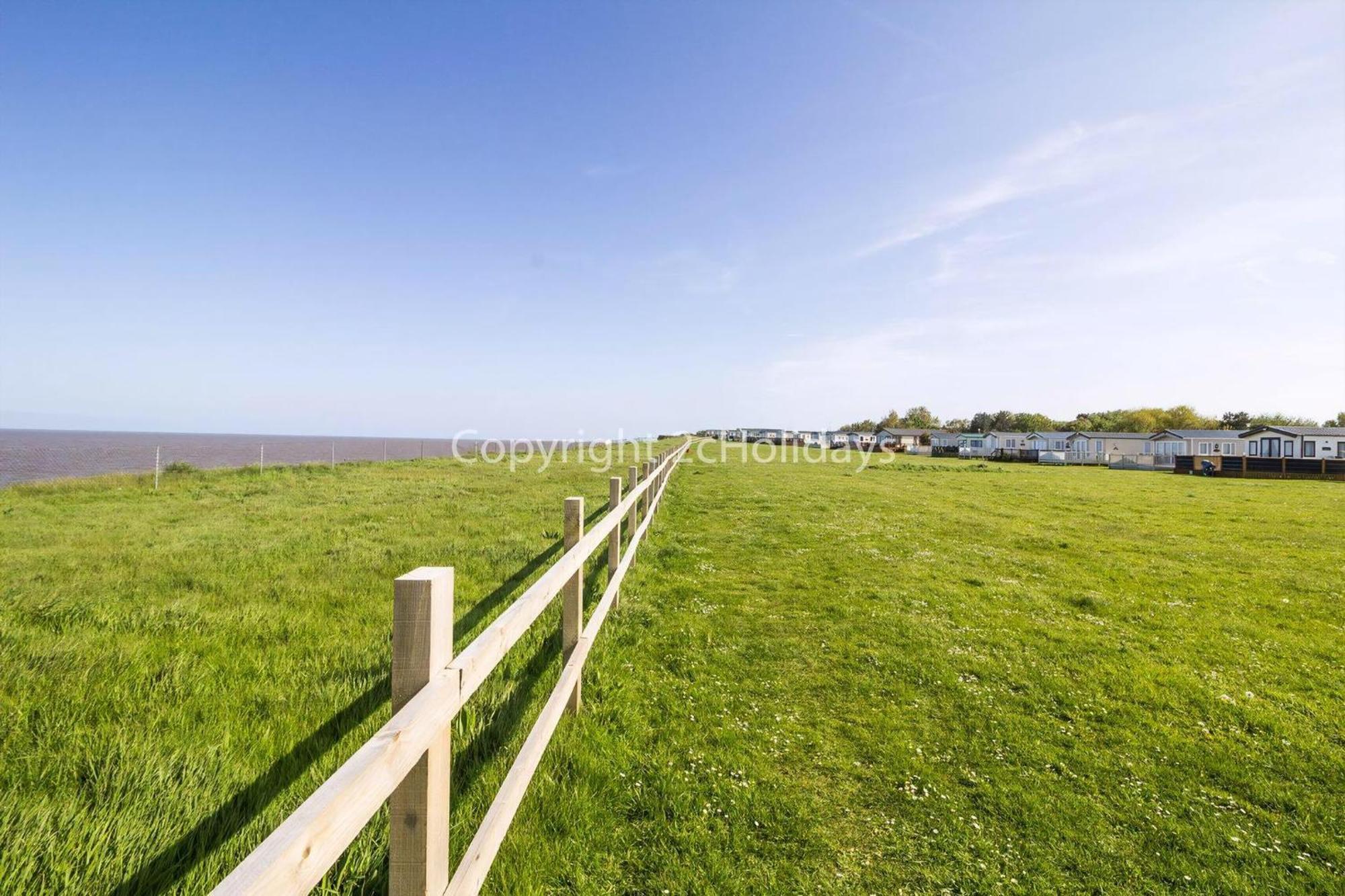Beautiful 6 Berth Caravan With Decking At Broadland Sands Ref 20009sv *