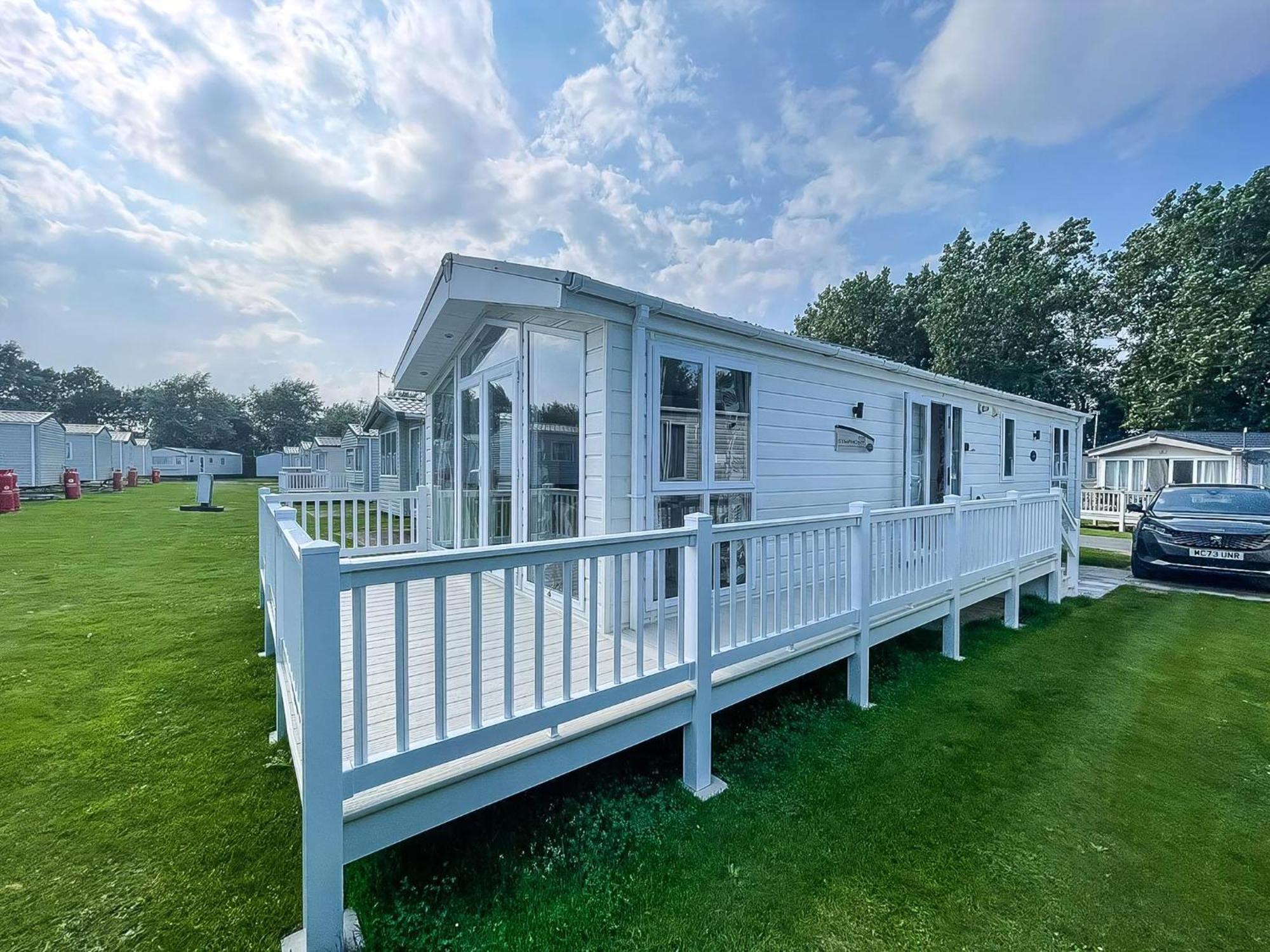 Beautiful 6 Berth Caravan With Decking At Broadland Sands Ref 20009sv Campsite *