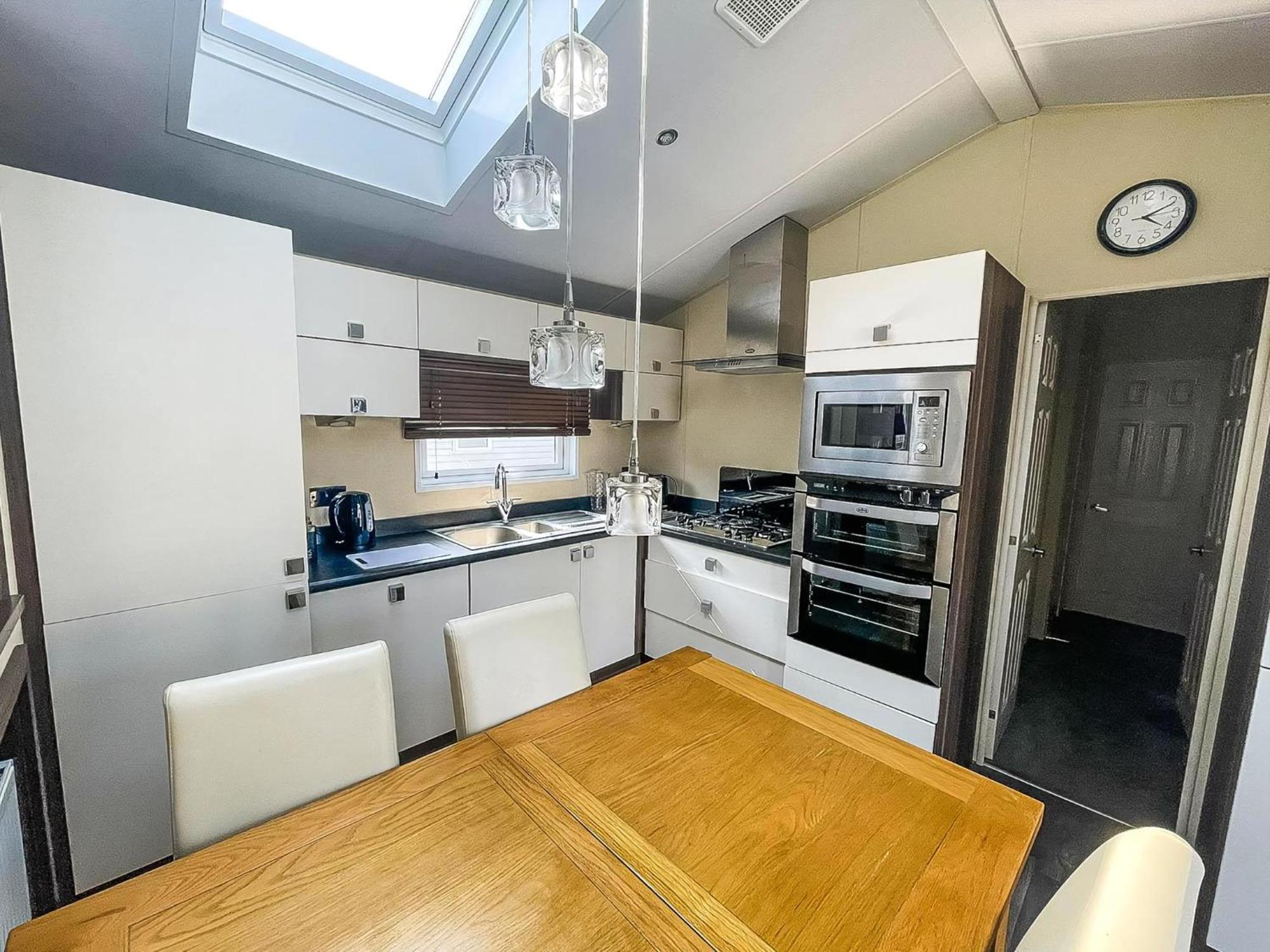 Beautiful 6 Berth Caravan With Decking At Broadland Sands Ref 20009sv *