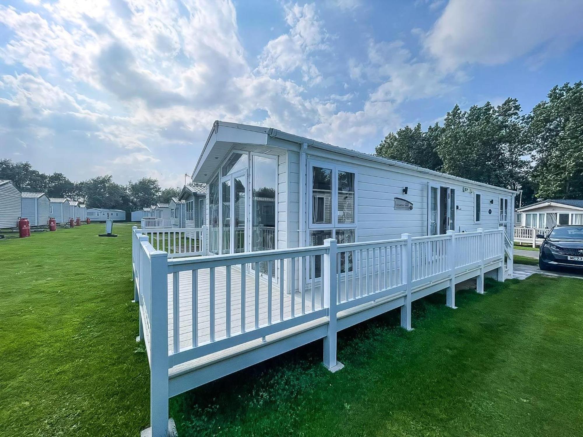 Campsite Beautiful 6 Berth Caravan With Decking At Broadland Sands Ref 20009sv *